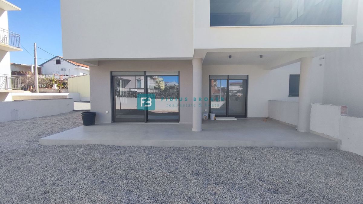 VODICE, novo, 400 m do morja, luksuzno stanovanje, pritličje + vrt, S3