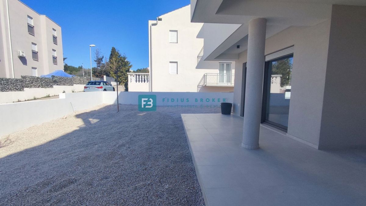 VODICE, novo, 400 m do morja, luksuzno stanovanje, pritličje + vrt, S3