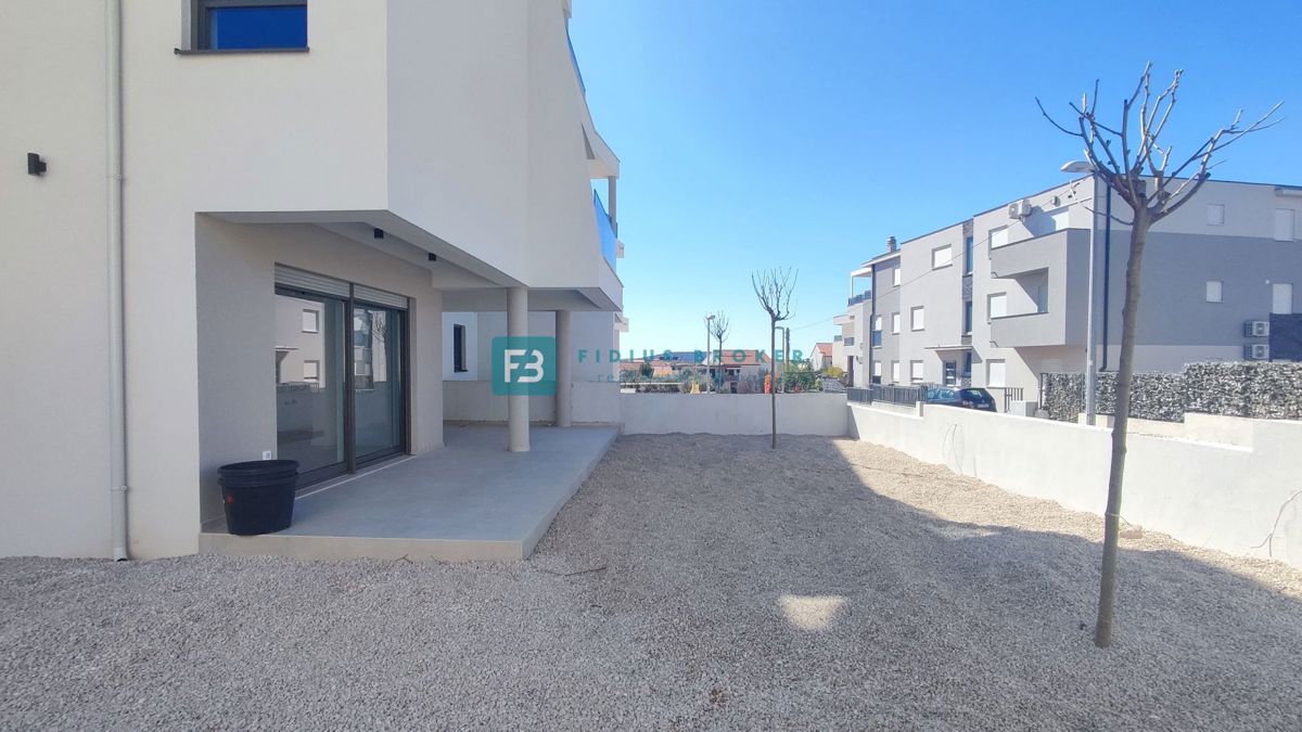VODICE, novo, 400 m do morja, luksuzno stanovanje, pritličje + vrt, S3