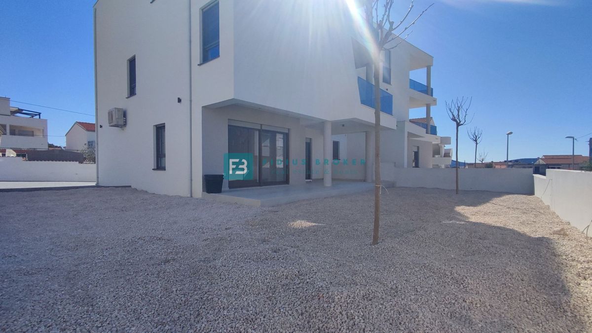 VODICE, novo, 400 m do morja, luksuzno stanovanje, pritličje + vrt, S3