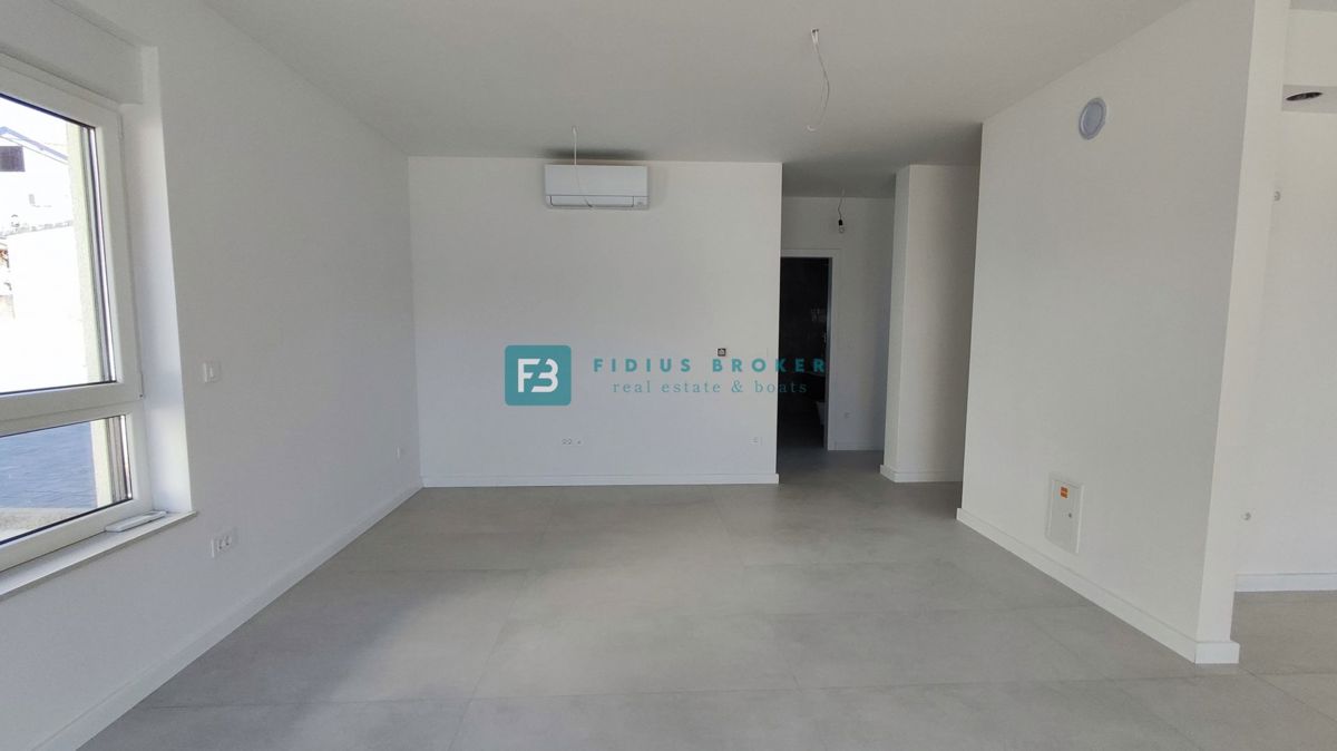 VODICE, novo, 400 m do morja, luksuzno stanovanje, pritličje + vrt, S3