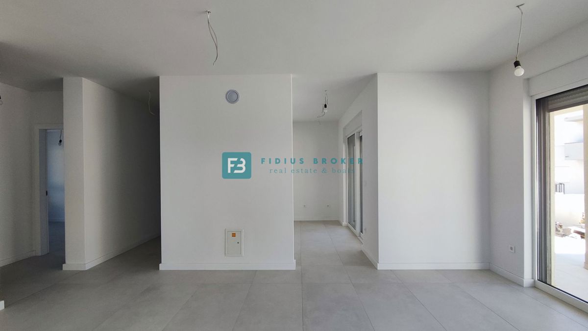 VODICE, novo, 400 m do morja, luksuzno stanovanje, pritličje + vrt, S3