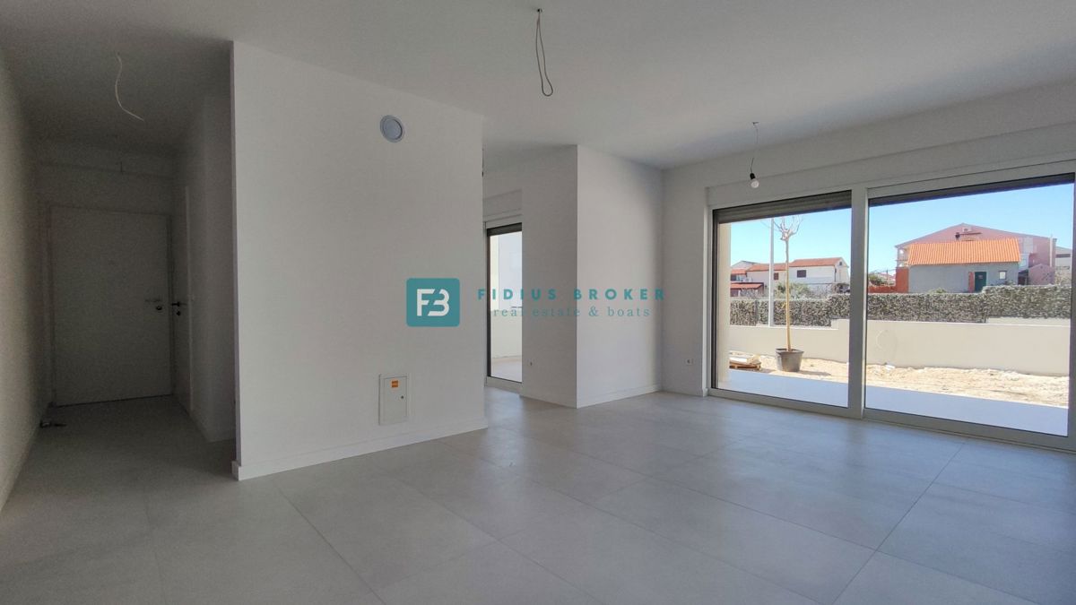 VODICE, novo, 400 m do morja, luksuzno stanovanje, pritličje + vrt, S3