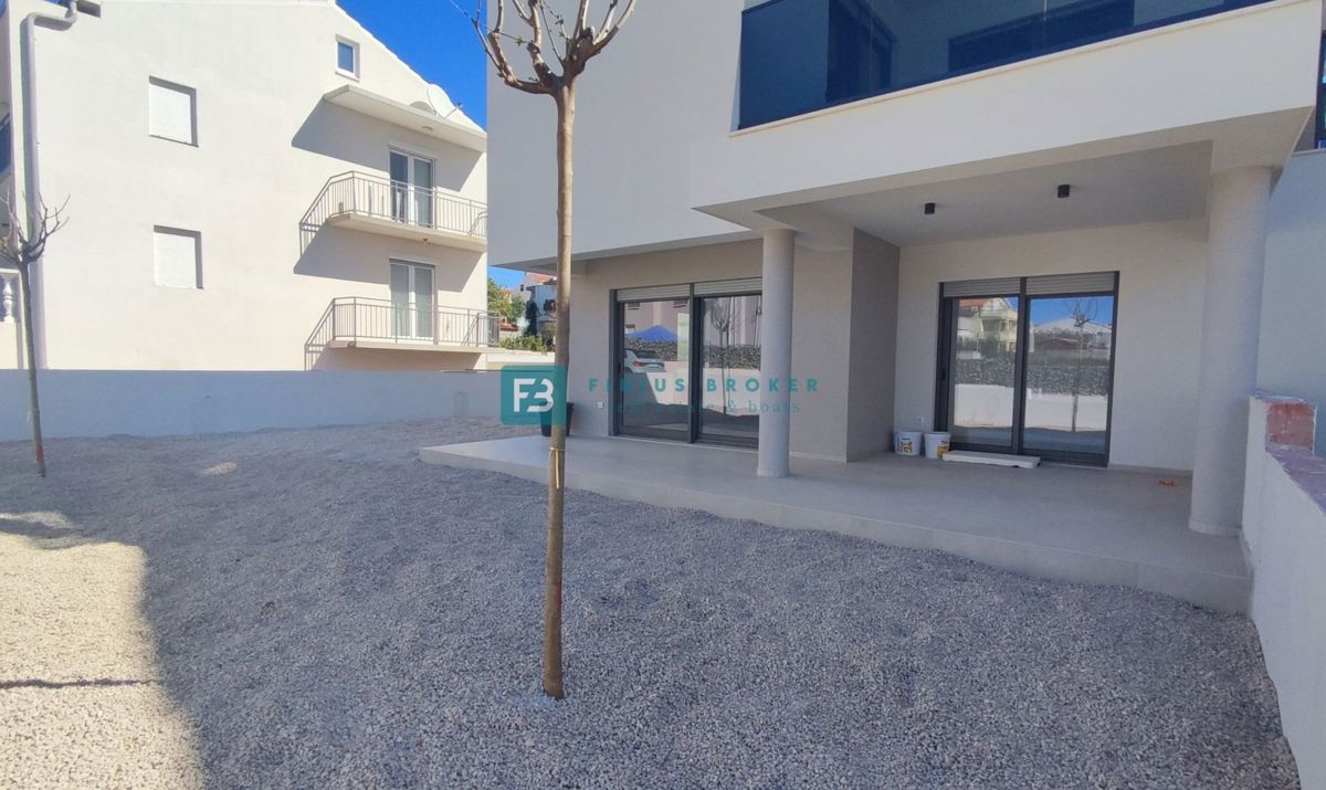 VODICE, novo, 400 m do morja, luksuzno stanovanje, pritličje + vrt, S3