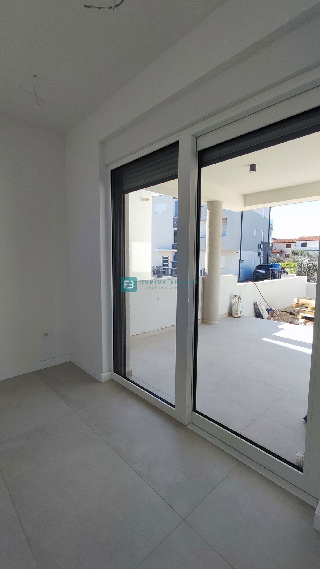 VODICE, novo, 400 m do morja, luksuzno stanovanje, pritličje + vrt, S3