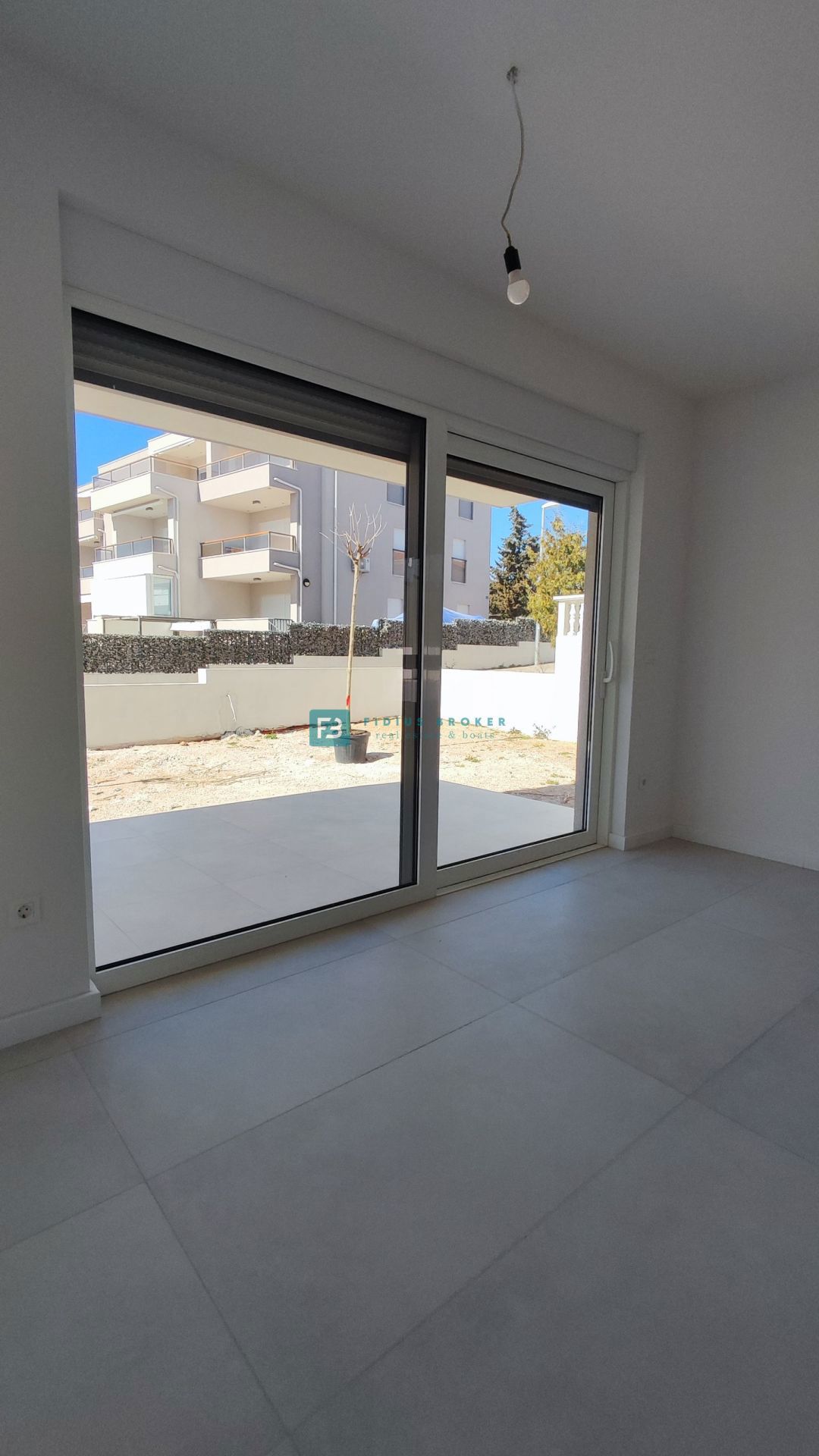 VODICE, novo, 400 m do morja, luksuzno stanovanje, pritličje + vrt, S3
