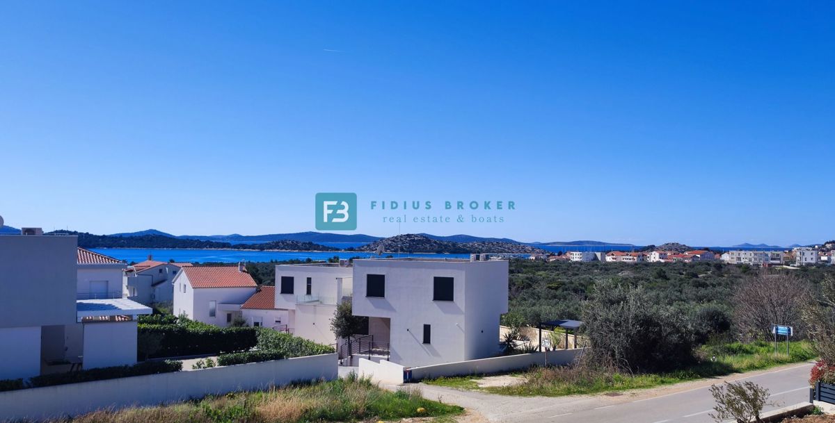 VODICE, nova, moderna hiša dvojček, panoramski pogled na morje, bazen, vrt, S2
