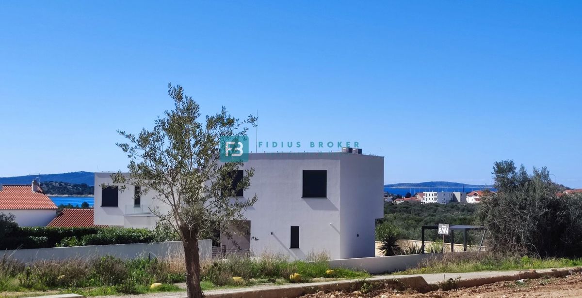 VODICE, nova, moderna hiša dvojček, panoramski pogled na morje, bazen, vrt, S2