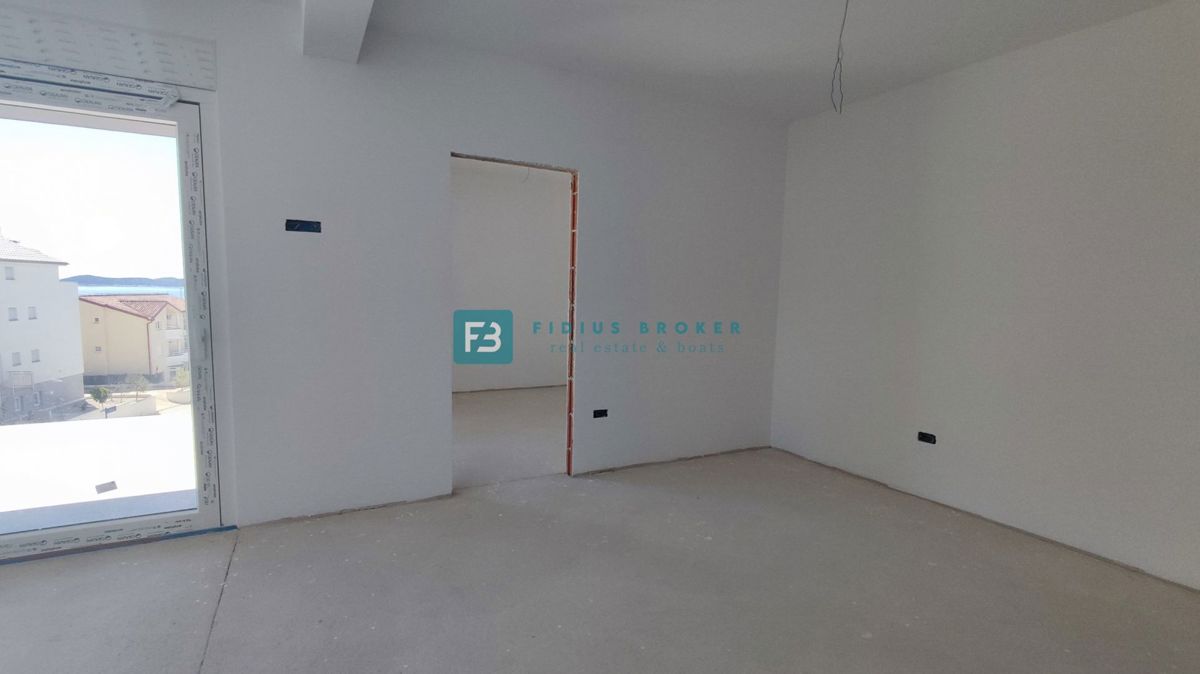 VODICE, nova, moderna hiša dvojček, panoramski pogled na morje, bazen, vrt, S2