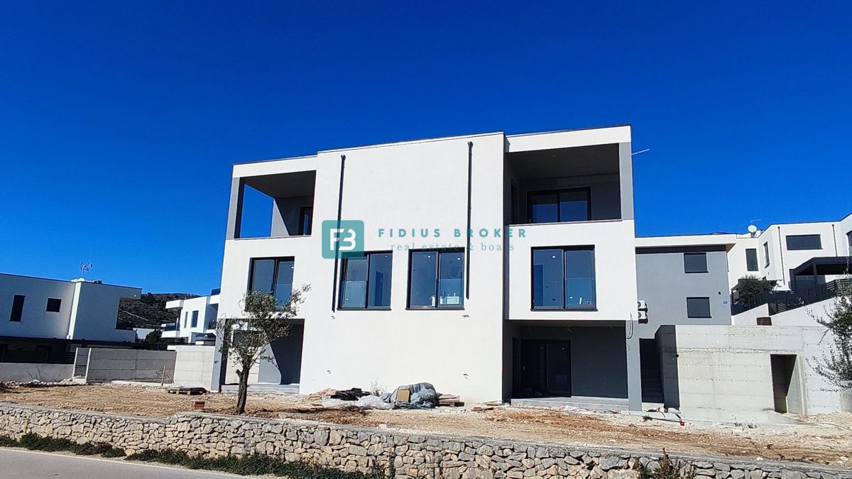 VODICE, nova, moderna hiša dvojček, panoramski pogled na morje, bazen, vrt, S2