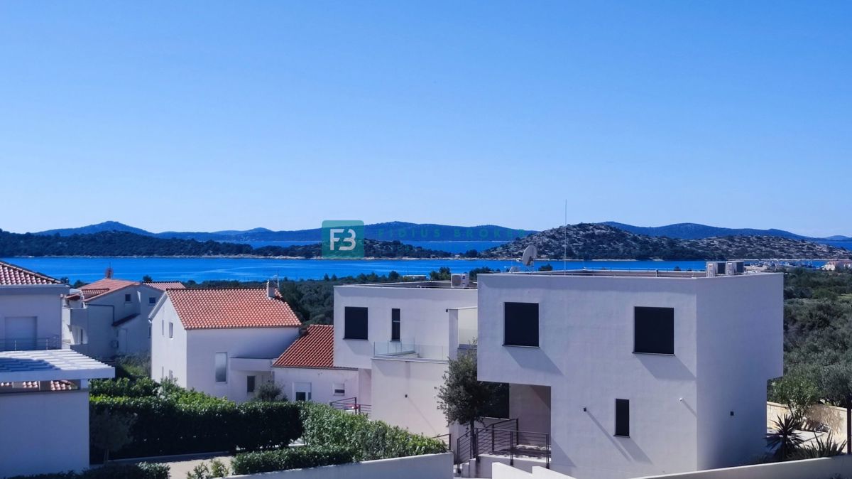 VODICE, nova, moderna hiša dvojček, panoramski pogled na morje, bazen, vrt, S2