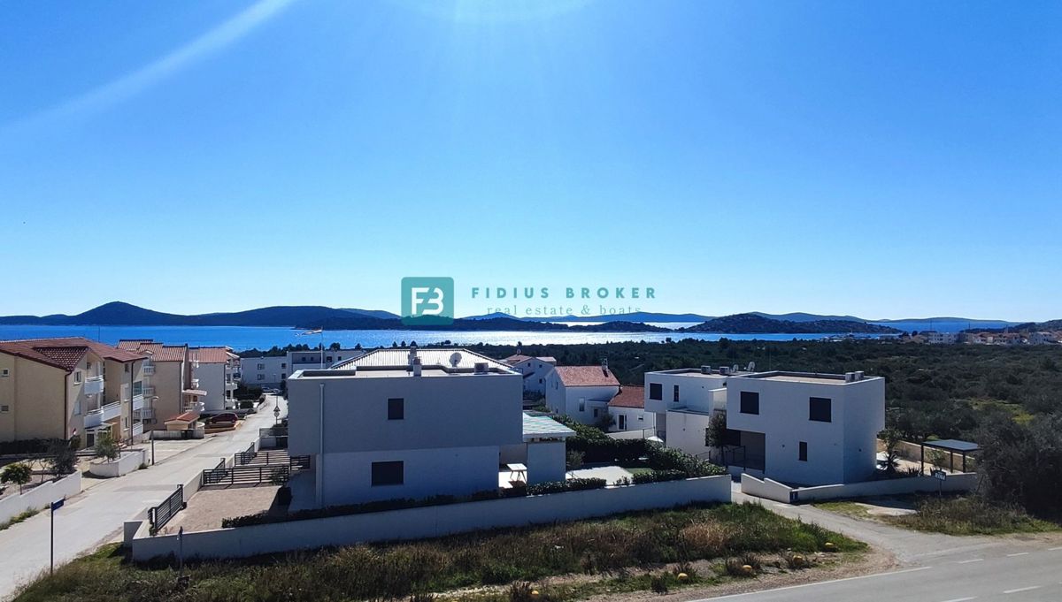 VODICE, nova, moderna hiša dvojček, panoramski pogled na morje, bazen, vrt, S2