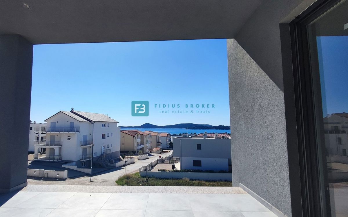 VODICE, nova, moderna hiša dvojček, panoramski pogled na morje, bazen, vrt, S2
