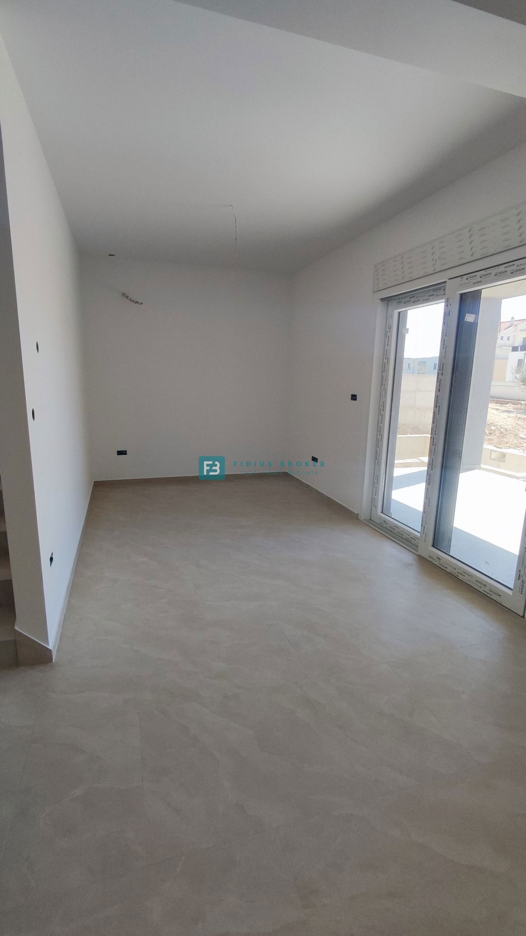 VODICE, nova, moderna hiša dvojček, panoramski pogled na morje, bazen, vrt, S2