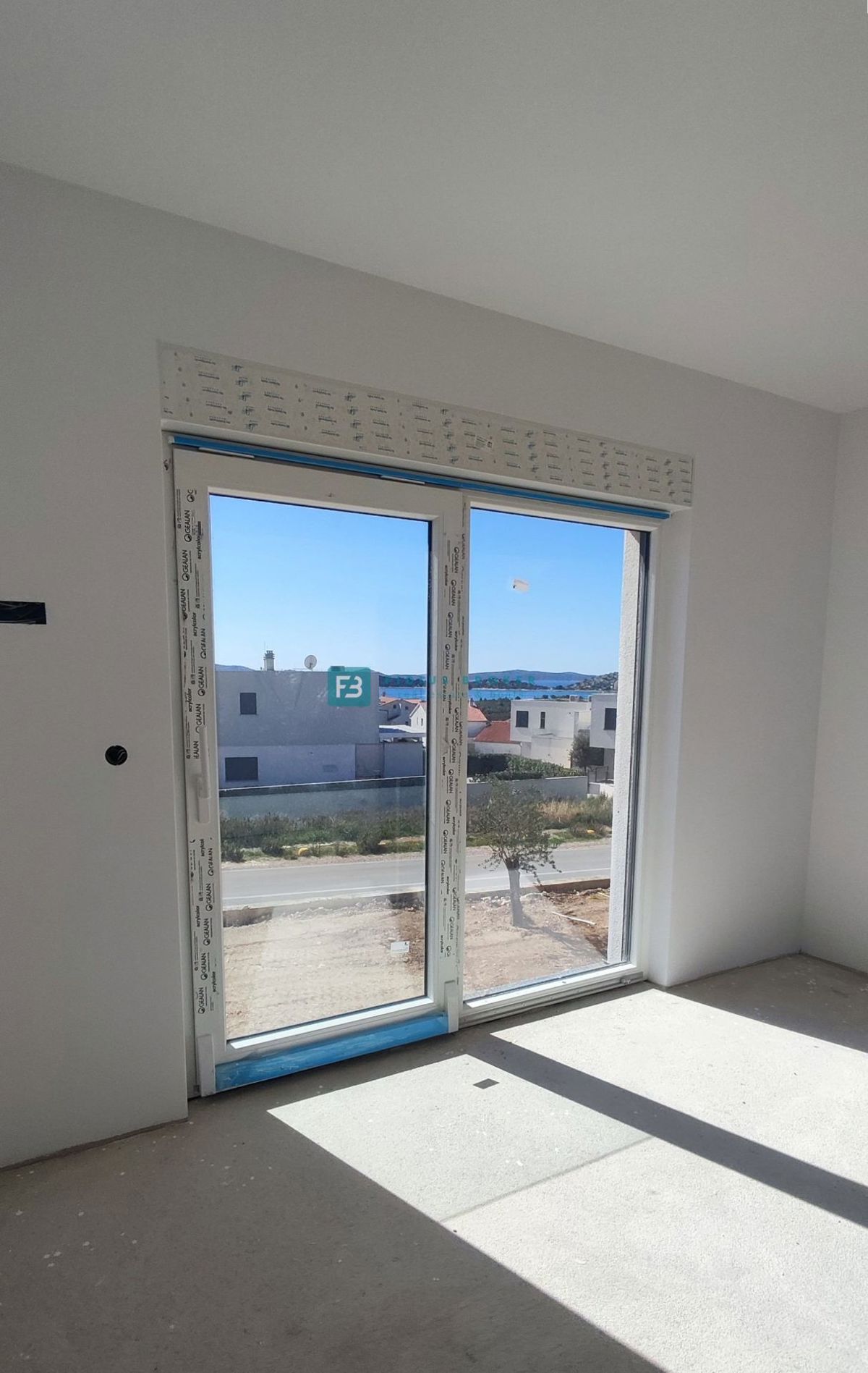 VODICE, nova, moderna hiša dvojček, panoramski pogled na morje, bazen, vrt, S2
