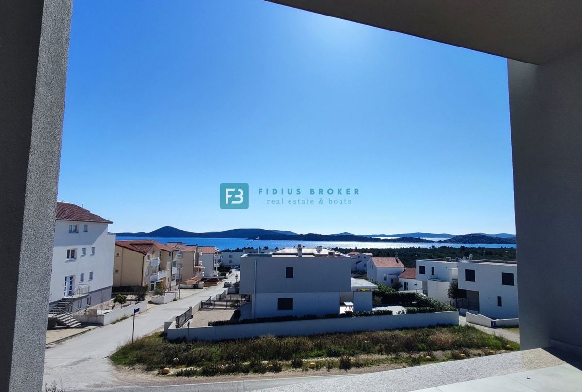 VODICE, nova, moderna hiša dvojček, panoramski pogled na morje, bazen, vrt, S2