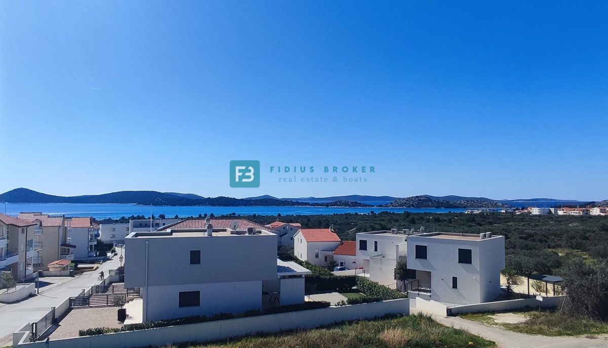 VODICE, nova, moderna hiša dvojček, panoramski pogled na morje, bazen, vrt, S2