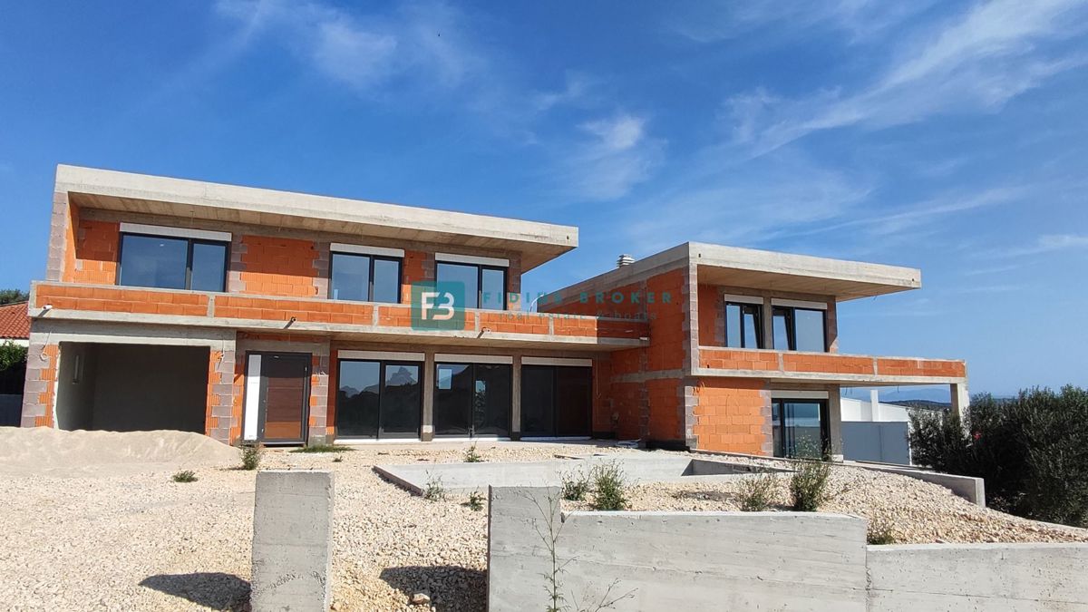 VODICE, nova, luksuzna vila, bazenom, pogled na morje in mesto, garaža
