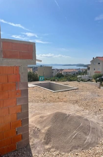 VODICE, nova, luksuzna vila, bazenom, pogled na morje in mesto, garaža