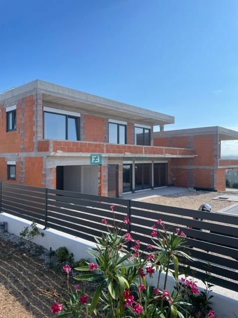 VODICE, nova, luksuzna vila, bazenom, pogled na morje in mesto, garaža