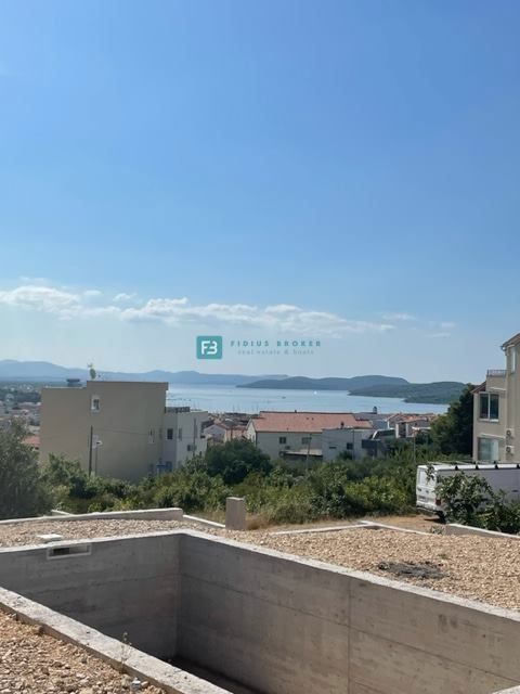 VODICE, nova, luksuzna vila, bazenom, pogled na morje in mesto, garaža