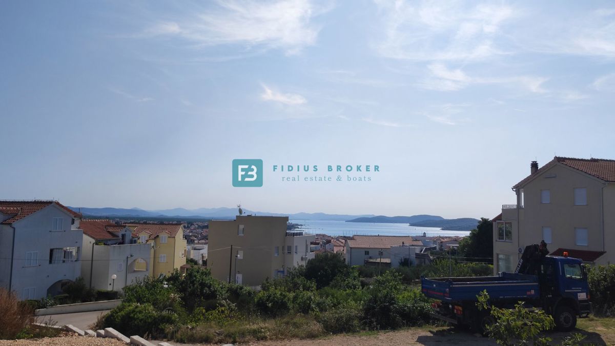 VODICE, nova, luksuzna vila, bazenom, pogled na morje in mesto, garaža
