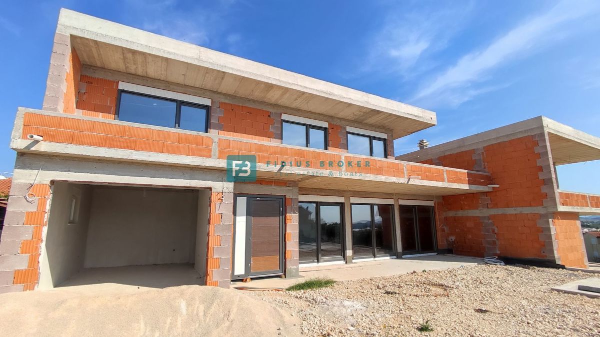 VODICE, nova, luksuzna vila, bazenom, pogled na morje in mesto, garaža