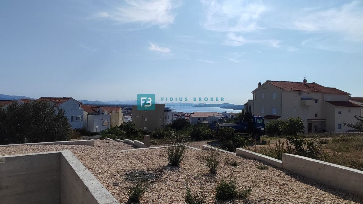 VODICE, nova, luksuzna vila, bazenom, pogled na morje in mesto, garaža