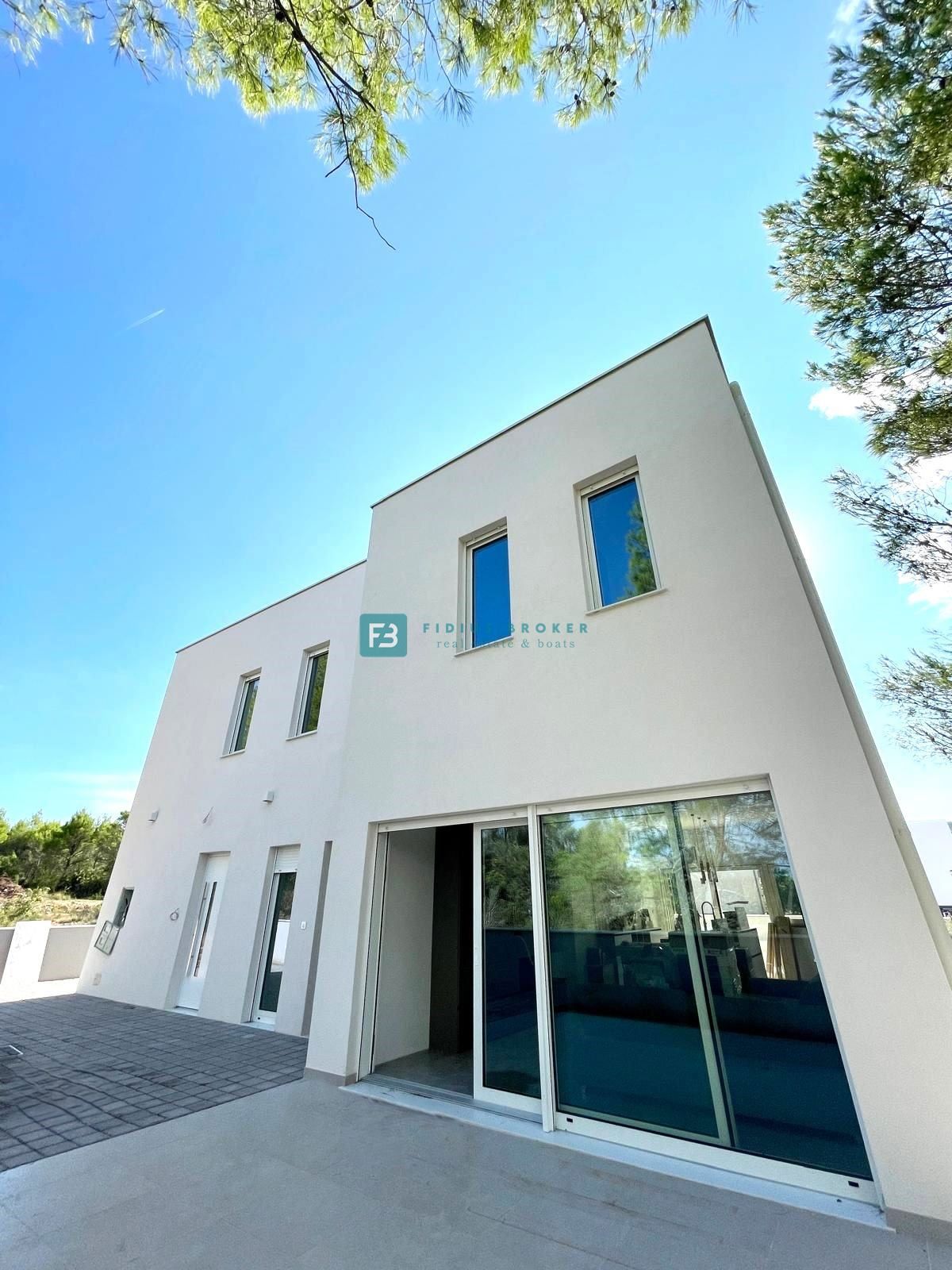 ŠIBENIK-BILICE, nova, opremljena luksuzna vila, 2 ločena apartmaja, 400 m od morja