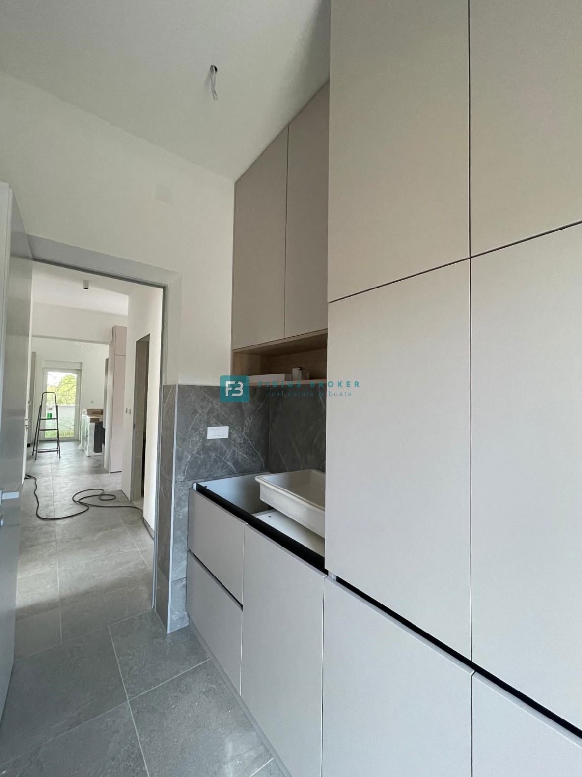 ŠIBENIK-BILICE, nova, opremljena luksuzna vila, 2 ločena apartmaja, 400 m od morja