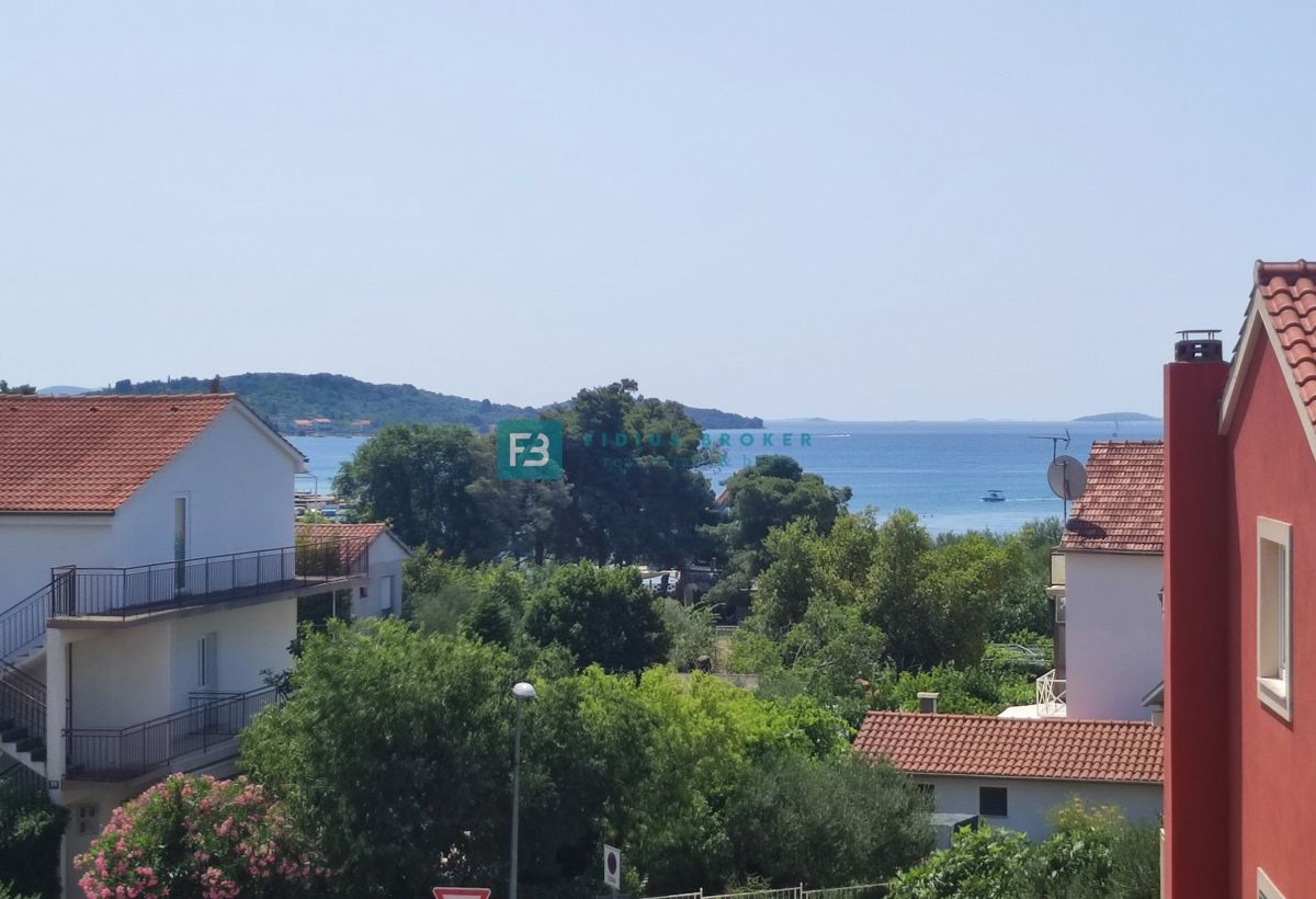 VODICE, novogradnja, 200 m do plaže, pogled na morje, strešna terasa