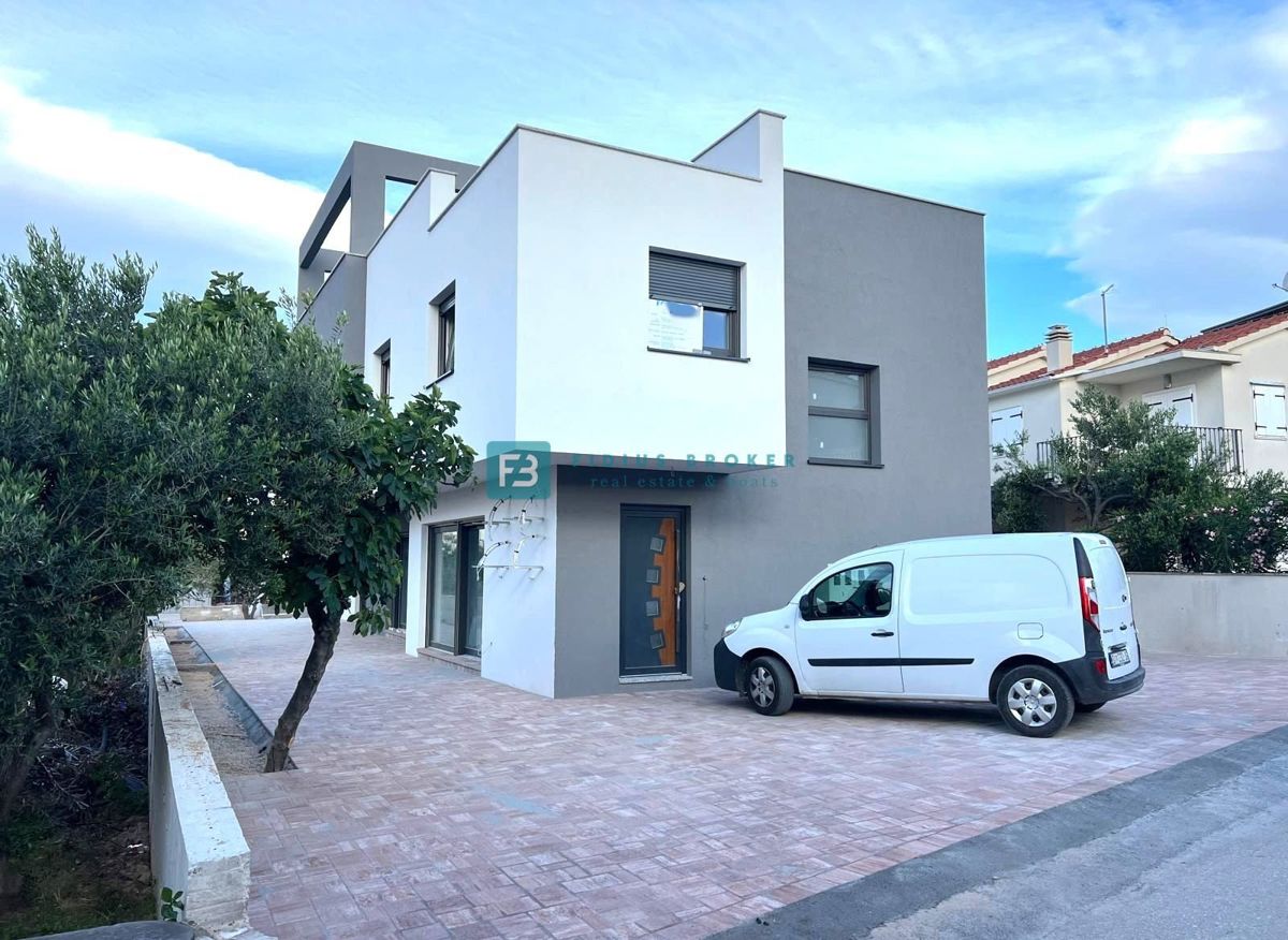 VODICE, novogradnja, 200 m do plaže, pogled na morje, strešna terasa