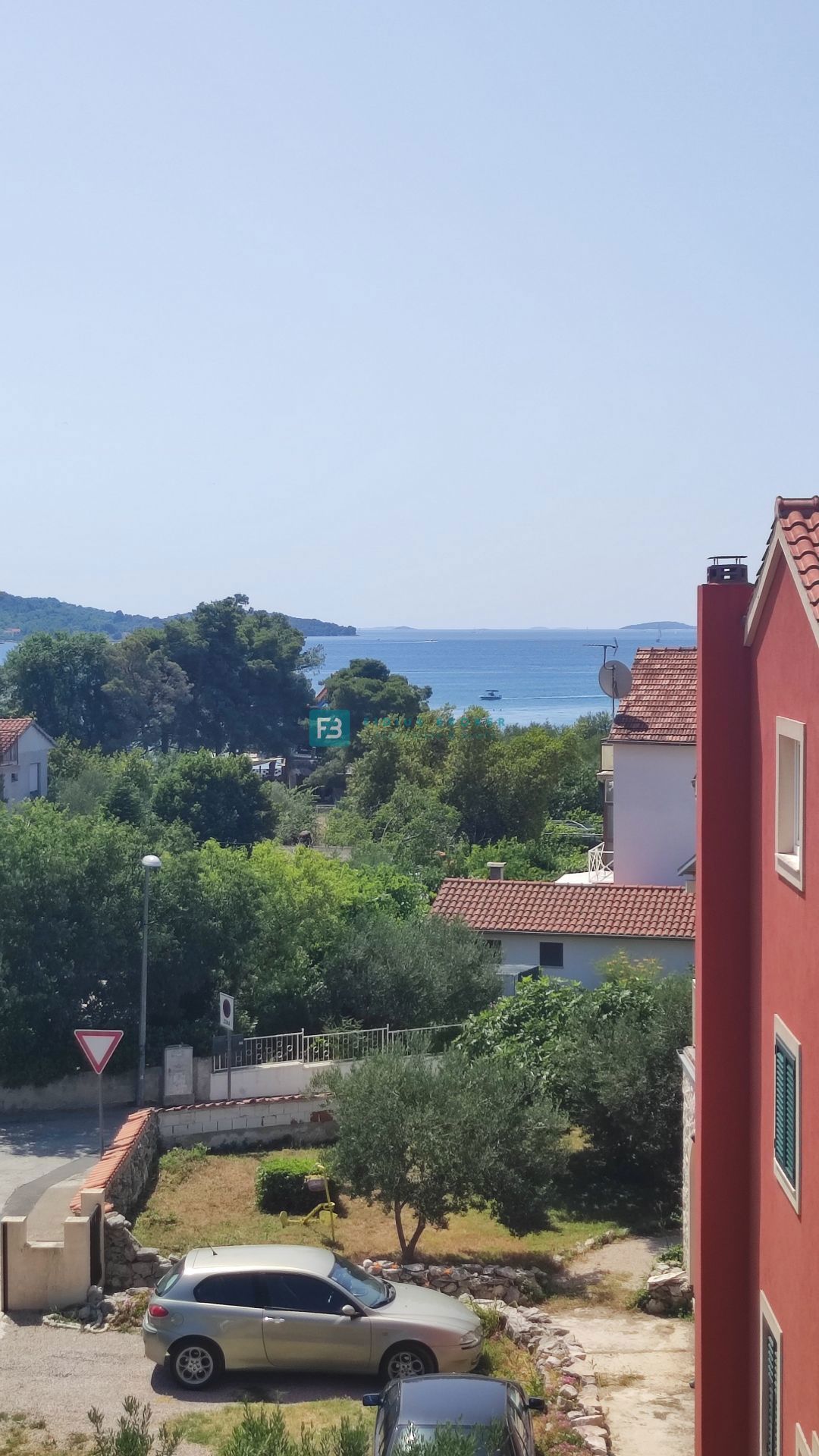 VODICE, novogradnja, 200 m do plaže, pogled na morje, strešna terasa