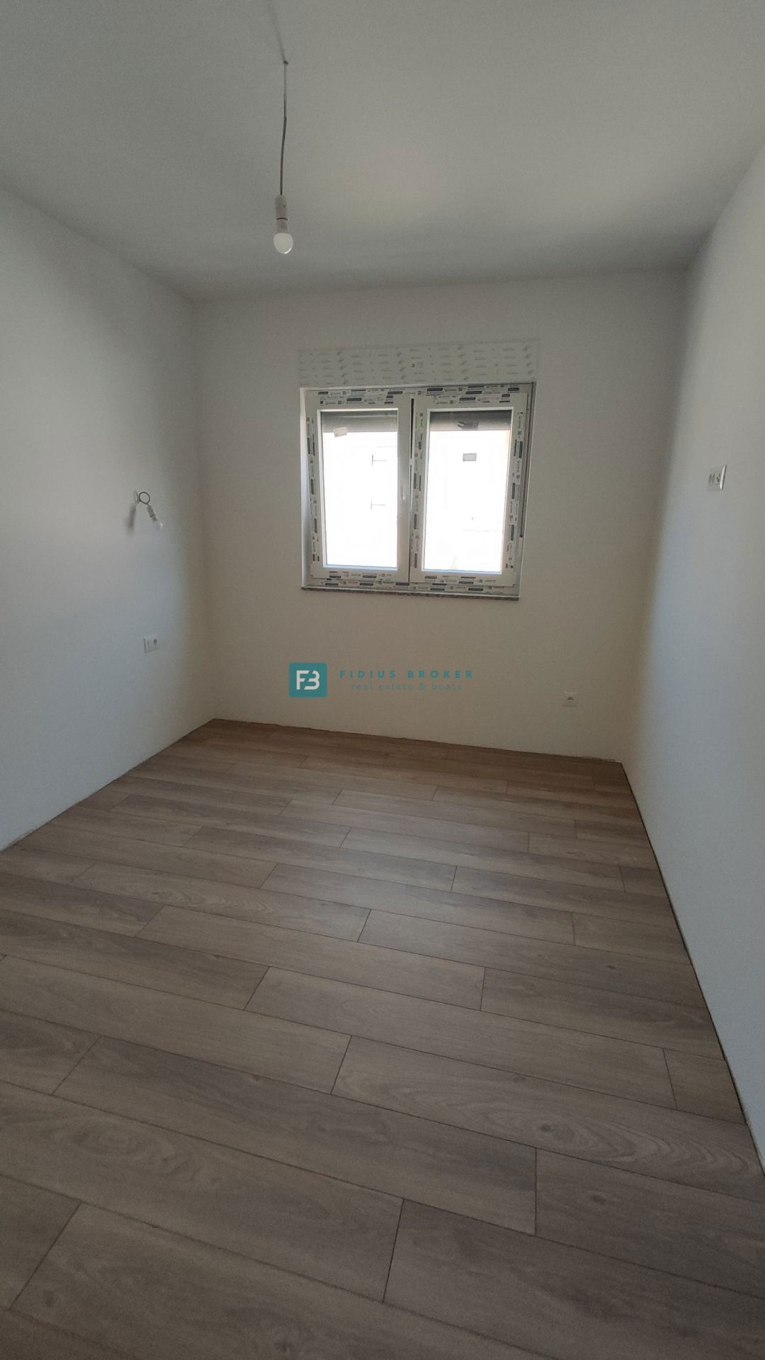VODICE, novogradnja, 200 m do plaže, pogled na morje, strešna terasa