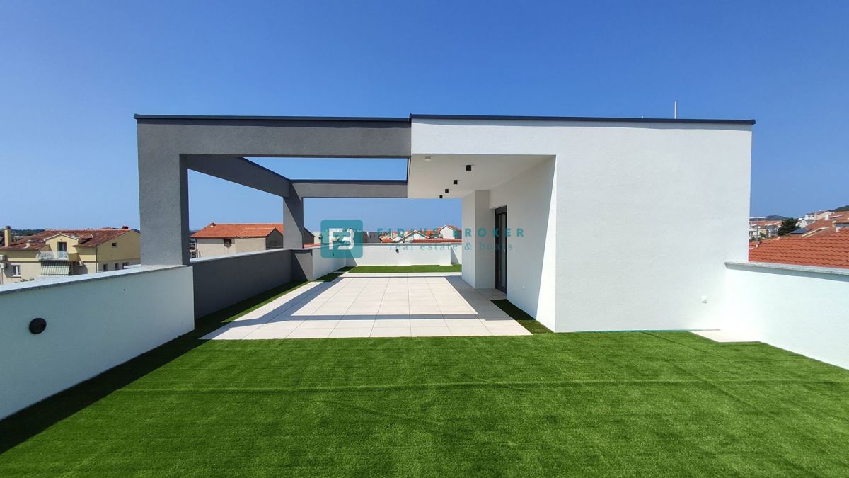 VODICE, novogradnja, 200 m do plaže, pogled na morje, strešna terasa