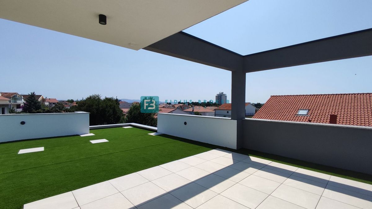 VODICE, novogradnja, 200 m do plaže, pogled na morje, strešna terasa