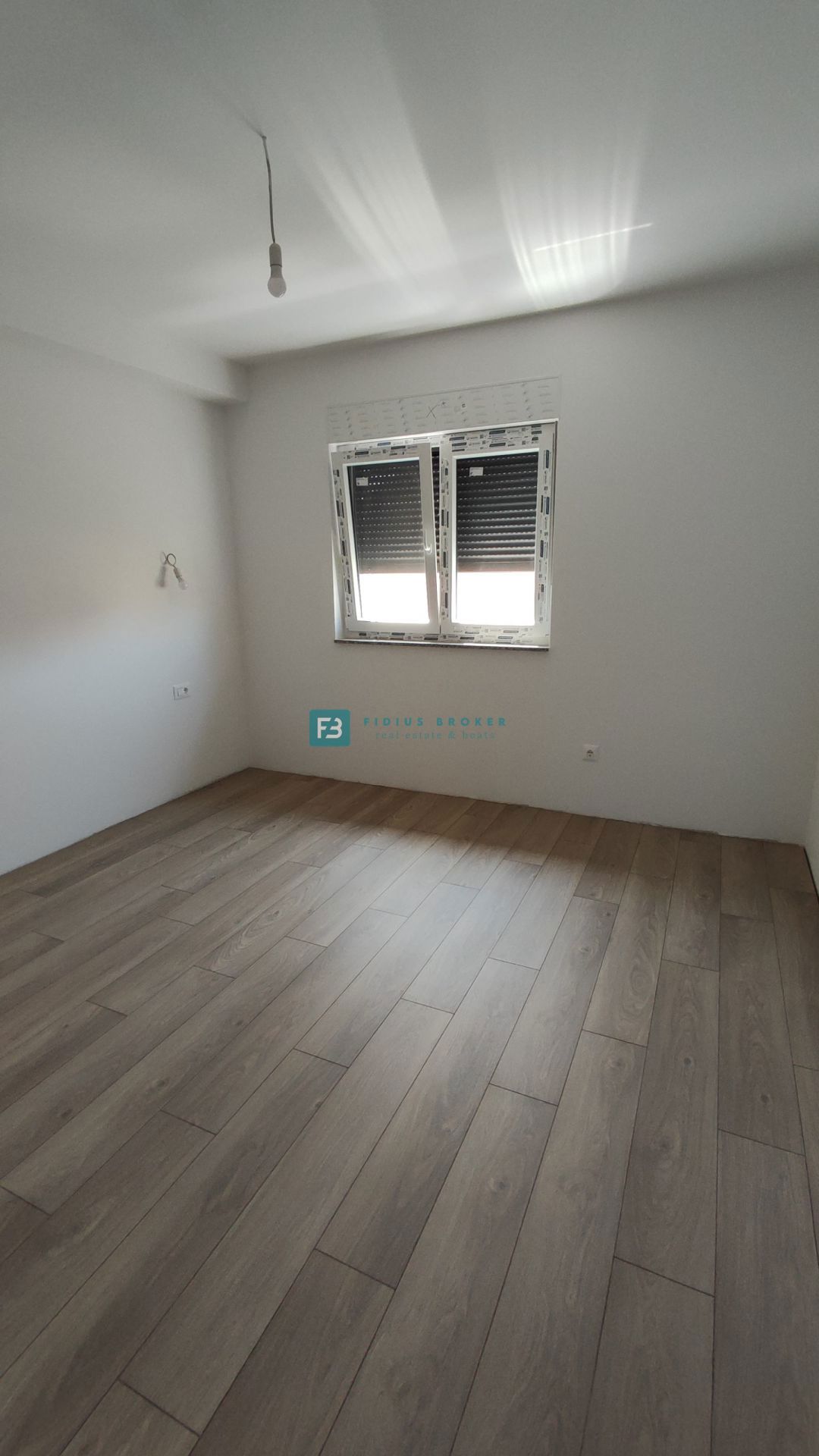 VODICE, novogradnja, 200 m do plaže, pogled na morje, strešna terasa