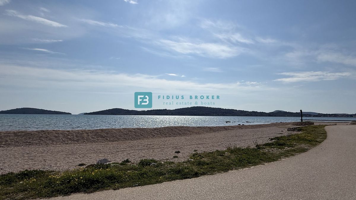 VODICE - SRIMA, novogradnja, vrhunska lokacija, 80 m od morja, pritličje, vrt 85 m2