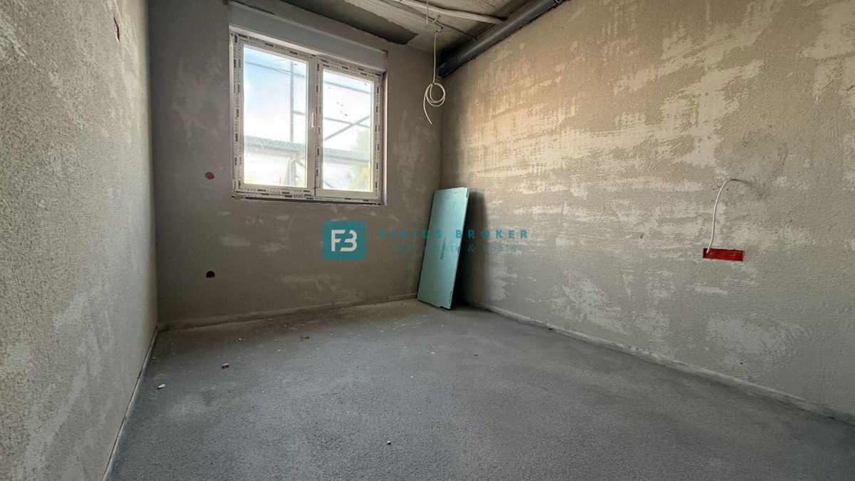 VODICE - SRIMA, novogradnja, vrhunska lokacija, 80 m od morja, pritličje, vrt 85 m2