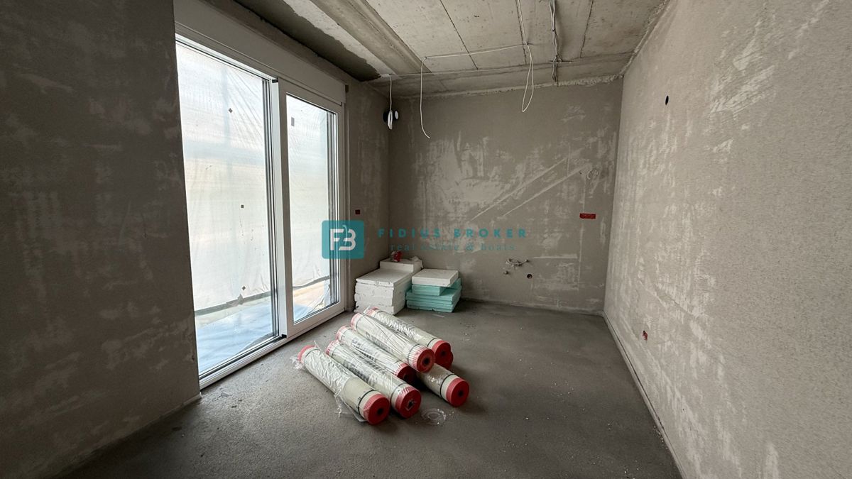 VODICE - SRIMA, novogradnja, vrhunska lokacija, 80 m od morja, pritličje, vrt 85 m2