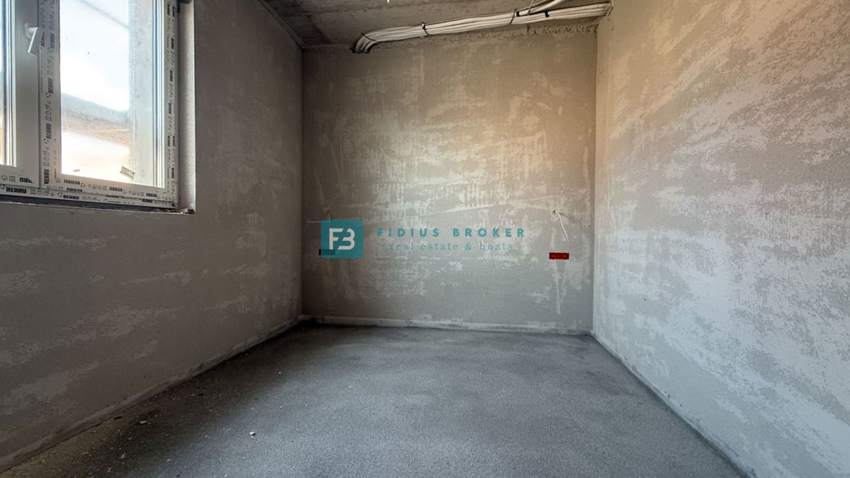 VODICE - SRIMA, novogradnja, vrhunska lokacija, 80 m od morja, pritličje, vrt 85 m2