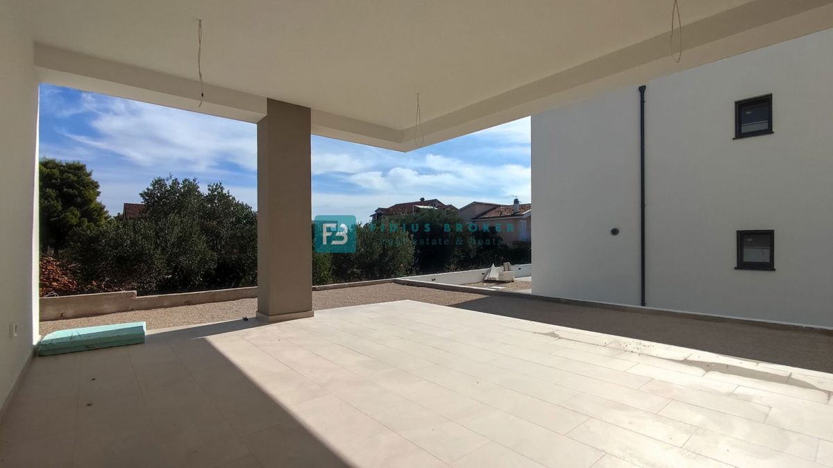 VODICE, novogradnja, pritličje, vrt 130 m2, mirna lokacija, S1