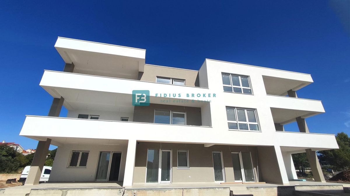 VODICE, novogradnja, pritličje, vrt 130 m2, mirna lokacija, S1