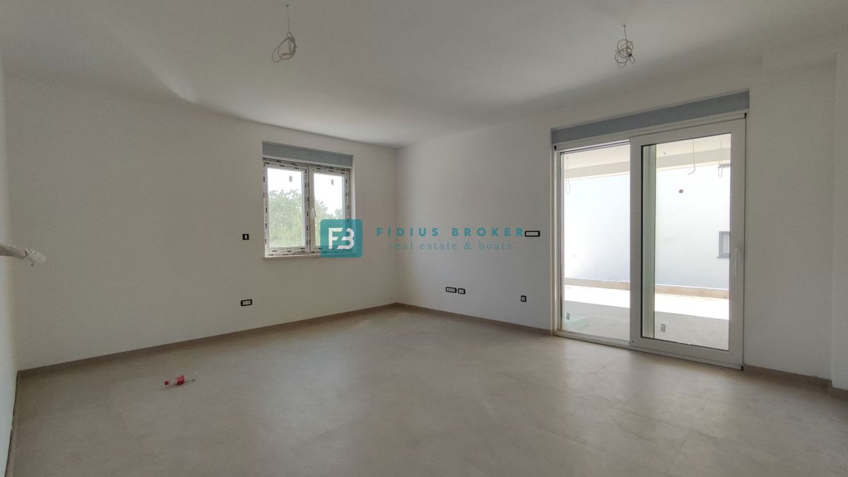 VODICE, novogradnja, pritličje, vrt 130 m2, mirna lokacija, S1