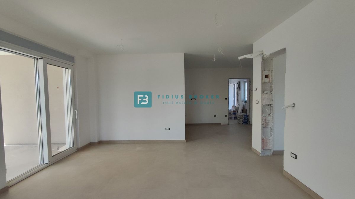 VODICE, novogradnja, pritličje, vrt 130 m2, mirna lokacija, S1