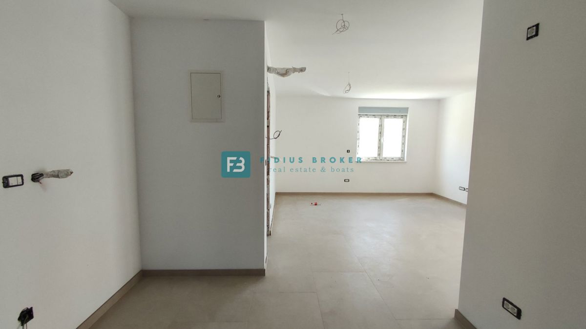 VODICE, novogradnja, pritličje, vrt 130 m2, mirna lokacija, S1