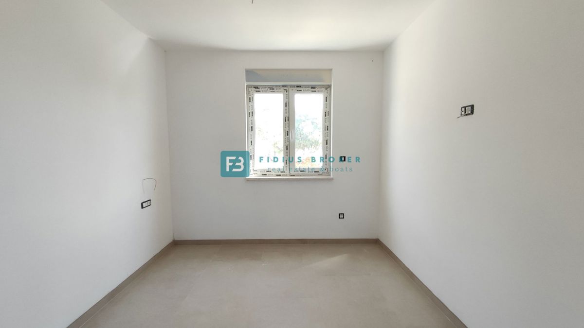 VODICE, novogradnja, pritličje, vrt 130 m2, mirna lokacija, S1