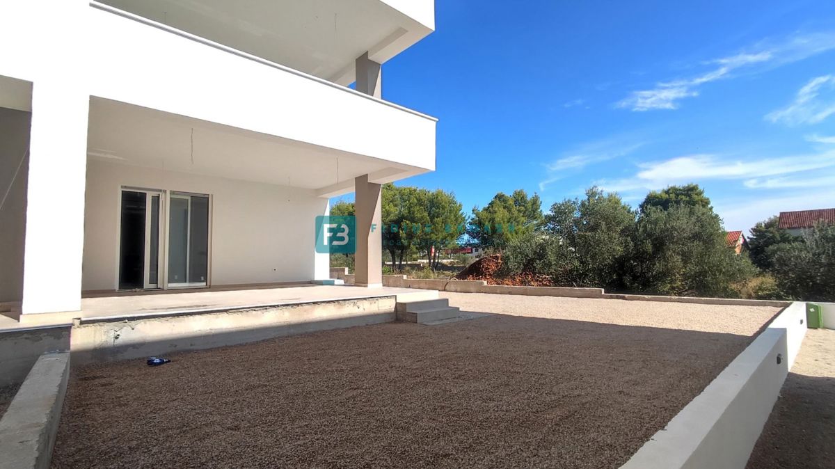VODICE, novogradnja, pritličje, vrt 130 m2, mirna lokacija, S1