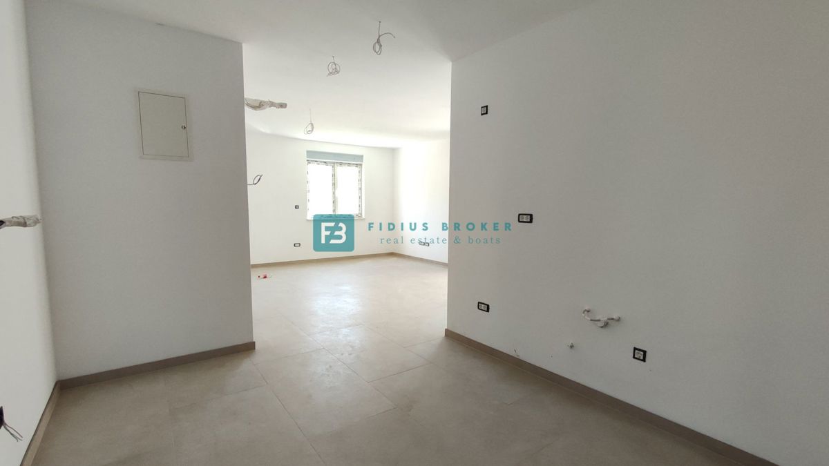 VODICE, novogradnja, pritličje, vrt 130 m2, mirna lokacija, S1