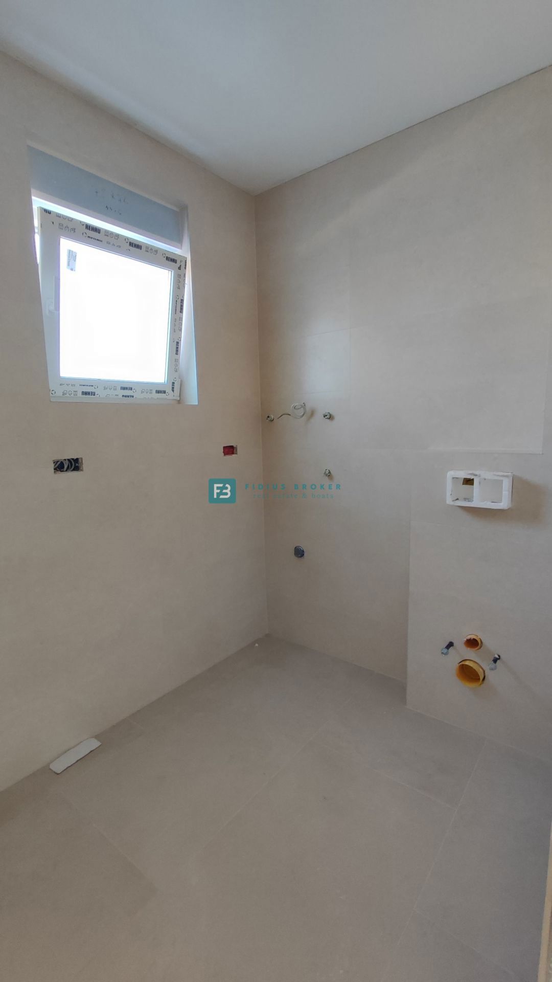 VODICE, novogradnja, pritličje, vrt 130 m2, mirna lokacija, S1